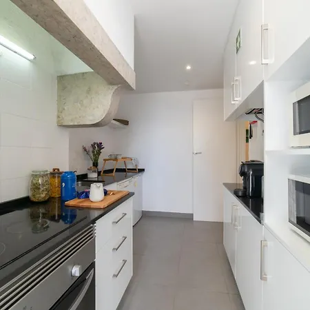 Desterro 4 - Historical Four-bedroom Apartment Lisbon