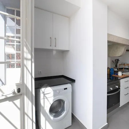 Desterro 4 - Historical Four-bedroom Apartment Lisbon